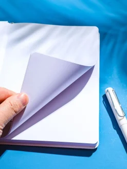 Sale MINISO Quaderno Happy Earth Con Elastico (1Pz)